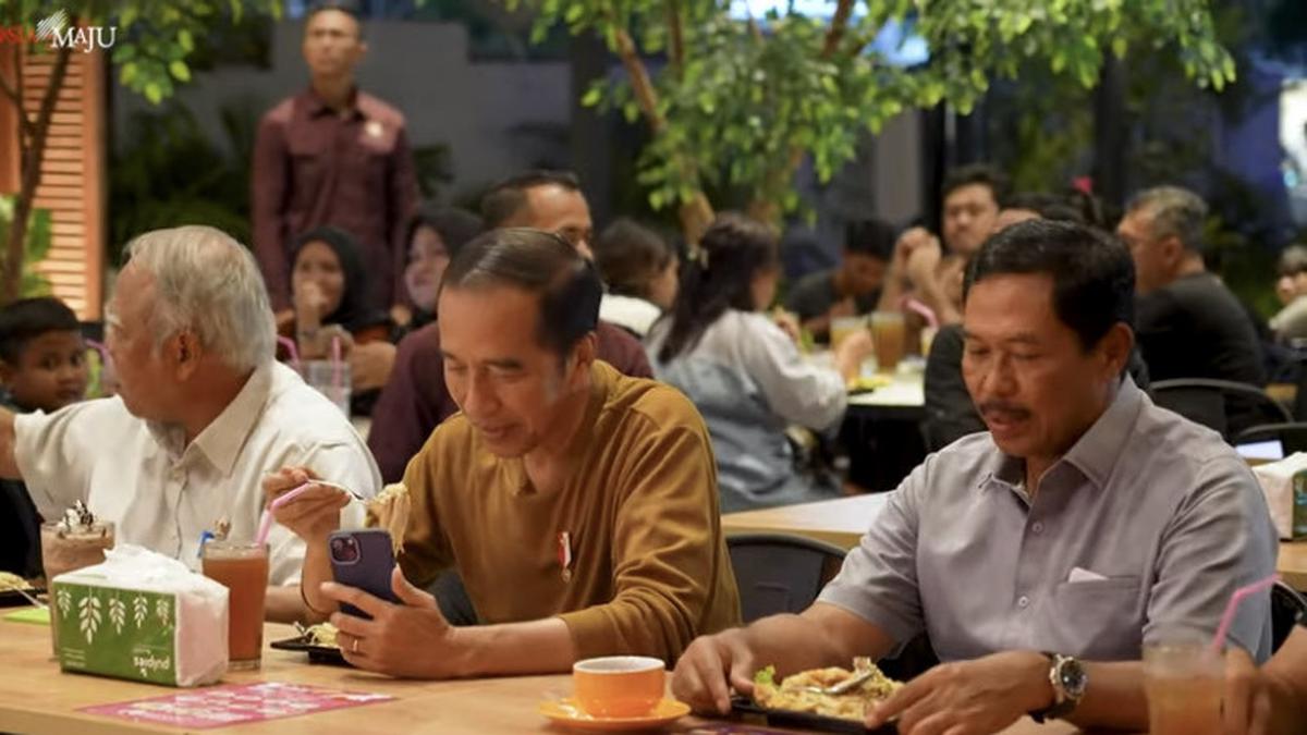Jokowi becomes a food vlogger during a food tasting in Semarang