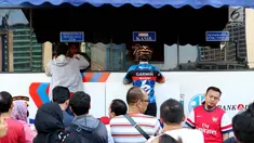 Warga membayar pajak kendaraan bermotor di samsat keliling di car free day, Jakarta, Minggu (27/8). Layanan pembayaran pajak Surat Tanda Nomor Kendaraan (STNK) bisa dilakukan tanpa membawa salinan atau BPKB. (Liputan6.com/Angga Yuniar)