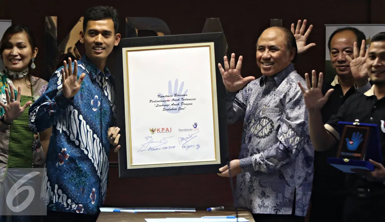 Ketua KPAI Asrorun Niam Sholeh (kedua kiri) bersama Ketua Dewan Pembinan Pandawa Care, Mayjen (Purn) Prijanto (ketiga kanan) berfoto bersama dalam acara peluncuran aplikasi Pandawa Care di Jakarta, Senin (25/4). (Liputan6.com/Immanuel Antonius)