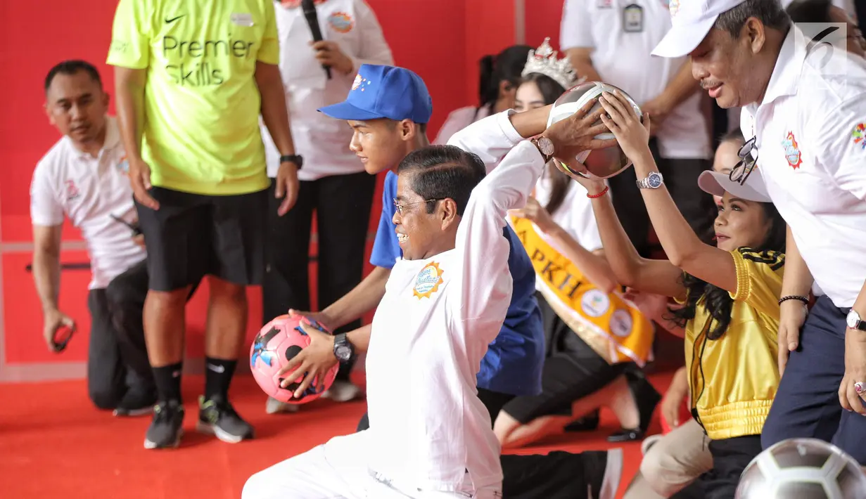 Menteri Sosial (Mensos) Idrus Marham bermain bola dalam acara Gebyar Prestasi Keluarga Sejahtera Indonesia 2018 di Cibubur, Minggu (12/8). Acara diikuti oleh enam ribu peserta anak-anak berprestasi se-Indonesia. (LIputan6.com/Faizal Fanani)