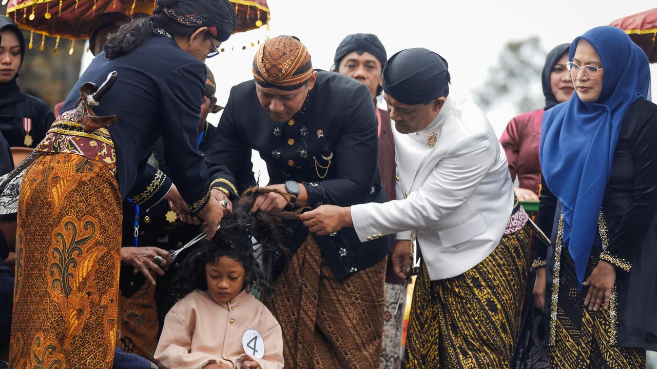 AHY Potong Rambut Gimbal Bocah di Acara Dieng Culture Festival 2025
