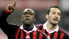 Ekspresi kegembiraan gelandang AC Milan, Clarence Seedorf (depan) didampingi Gianluca Zambrotta seusai mencetak gol kemenangan AC Milan atas Chievo Verona dalam laga lanjutan Serie A di San Siro, 14 Maret 2010. AFP PHOTO / DAMIEN MEYER 