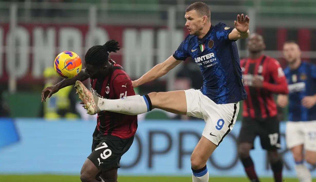 Partai seru duo Milan ini menyajikan duel sengit pada laga pekan ke-12 Serie A Liga Italia 2021/2022 yang dilangsungkan di San Siro pada Senin (8/11/2021) dini hari. (AP Photo/Antonio Calanni)