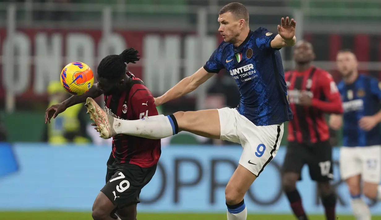 Partai seru duo Milan ini menyajikan duel sengit pada laga pekan ke-12 Serie A Liga Italia 2021/2022 yang dilangsungkan di San Siro pada Senin (8/11/2021) dini hari. (AP Photo/Antonio Calanni)