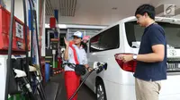 Petugas SPBU melayani pengisian BBM di SPBU Jakarta, Minggu (10/2). Harga Pertamax diturunkan dari Rp 10.200 menjadi Rp 9.850 per liter, harga Dexlite diturunkan dari Rp 10.300 menjadi Rp 10.200 per liter. (Liputan6.com/AnggaYuniar)