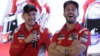Pebalap Ducati, Andrea Dovizioso dan Jorge Lorenzo (kiri), tertawa saat jumpa pers di Hotel Sheraton, Jakarta, Kamis (1/2/2018). Acara bertajuk "Libas Tantanganmu" ini merupakan rangkaian kampanye dari Shell Advance. (Bola.com/M Iqbal Ichsan)