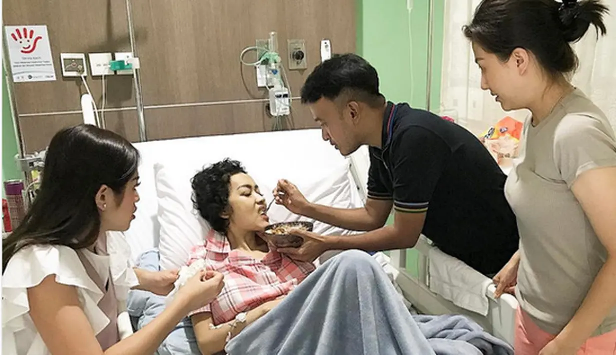 Ruben menyuapi Jupe yang sedang terbaring lemah. Terlihat Sarwendah dan Jessica Iskandar, memperhatikan sahabatnya yang sedang manja. "Yang penting si cerewet ini mau makan dan lagi manja2 nya ❤️❤️," tulis ruben_onsu. (Instagram/ruben_onsu)