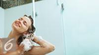 Ternyata, rutinitas mandi juga dapat merusak kondisi rambut Anda, penasaran seperti apa? Simak di sini. (Foto: iStockphoto)