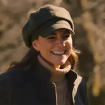 Kate Middleton bergaya Y2K dengan mengenakan&nbsp; baker boy hat. (dok. tangkapan layar video YouTube&nbsp;Kensington Palace)