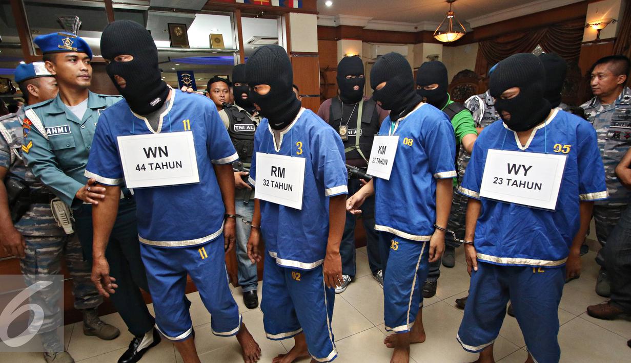 Prajurit TNI AL mengawal tersangka perompak kapal MV Merlin saat dirilis di Jakarta Pusat, Kamis (12/11). Koarmabar berhasil menangkap lima orang perompak kapal MV Merlin, sementara dua orang pelaku lagi masih DPO. (Liputan6.com/Immanuel Antonius)