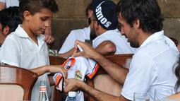 Raul Gonzales memberikan tanda tangan pada seorang anak di Havana, Kuba. (AFP/Yamil Lage)