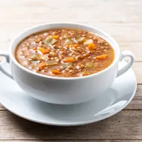 Yuk, simak beberapa langkah untuk memasak sup kacang merah rumahan ini! [Dok/Freepik.com/chandlervid85].