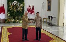 VIDEO: PM Singapura Temui Presiden Jokowi di Istana, Tangan Prabowo Digenggam Erat
