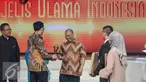 SCTV berhasil menyabet satu penghargaan kategori sinetron 'Para Pencari Tuhan 10' pada malam Anugerah Syiar Ramadhan di Jakarta, Sabtu (13/8). (Liputan6.com/Faizal Fanani)