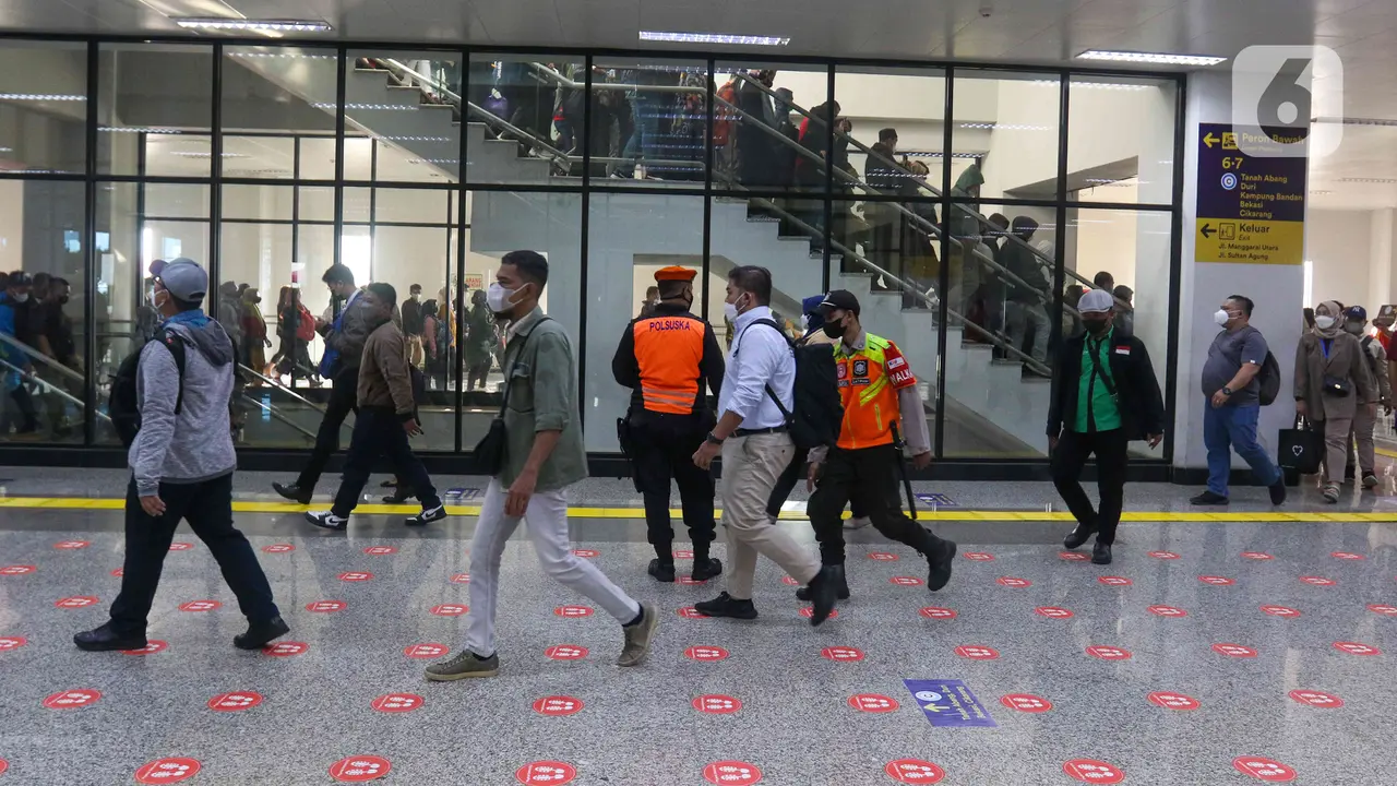 Hari Ketiga Pelaksanaan Perubahan Rute KRL Commuter Line