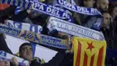 Aksi suporter Espanyol membentangkan bendera Catalan saat laga Espanyol melawan Barcelona di RCDE Stadium, Cornella de Llobregat, (17/1/2018). Barcelona kalah 0-1. (AFP/Josep Lago)