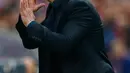Pelatih Atletico Madrid, Diego Simeone mengintruksikan para pemainnya saat menghadapi Bayern Muenchen di leg pertama liga champions di Vicente Calderon, Madrid, (28/4). Atletico menang atas Muenchen dengan skor 1-0. (Reuters/Michael Dalder)
