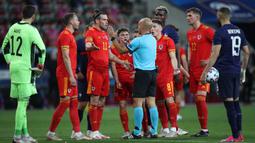 Gelandang Wales, Gareth Bale (ketiga dari kiri) dan rekan setim memprotes wasit Luis Godinho yang memberi hadiah penalti untuk Prancis dalam laga uji coba menjelang berlangsungnya Euro 2020 di Allianz Riviera Stadium, Nice, Rabu (2/6/2021). Wales kalah 0-3 dari Prancis. (AP/Daniel Cole)