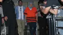 Pengusaha Setyadi (tengah) berjalan menunduk usai menjalani pemeriksaan di KPK, Jakarta, Kamis (22/10). Setyadi resmi ditahan terkait dugaan suap proyek pengembangan pembangkit listrik mikrohidro Papua. (Liputan6.com/Angga Yuniar)