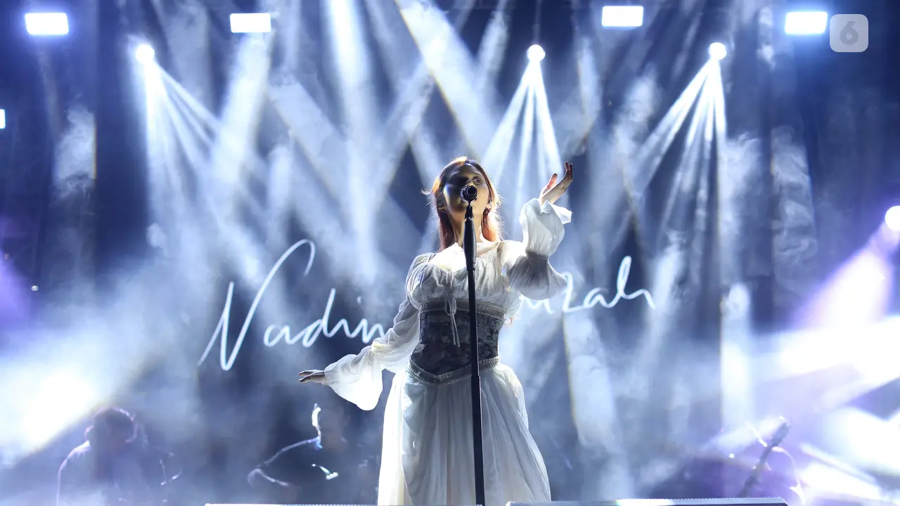 Nadin Amizah di panggung KapanLagi Buka Bareng BRI Festival 2024, Sabtu (23/3/2024). [Foto: Adrian Putra/Fimela]