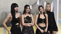 Lisa, Jisoo, Jennie, dan Rose dari Blackpink tiba di MTV Video Music Awards di Prudential Center di Newark, N.J (28/8/2022). BLACKPINK juga mencetak sejarah sebagai grup KPop pertama yang memenangkan penghargaan 'Group of the Year' di MTV VMA. BLACKPINK berhasil membawa pulang piala 'Group of the Year' dan 'Best Metaverse Performance' berkat penampilan virtualnya di aplikasi game PUBG Mobile. (Photo by Evan Agostini/Invision/AP)