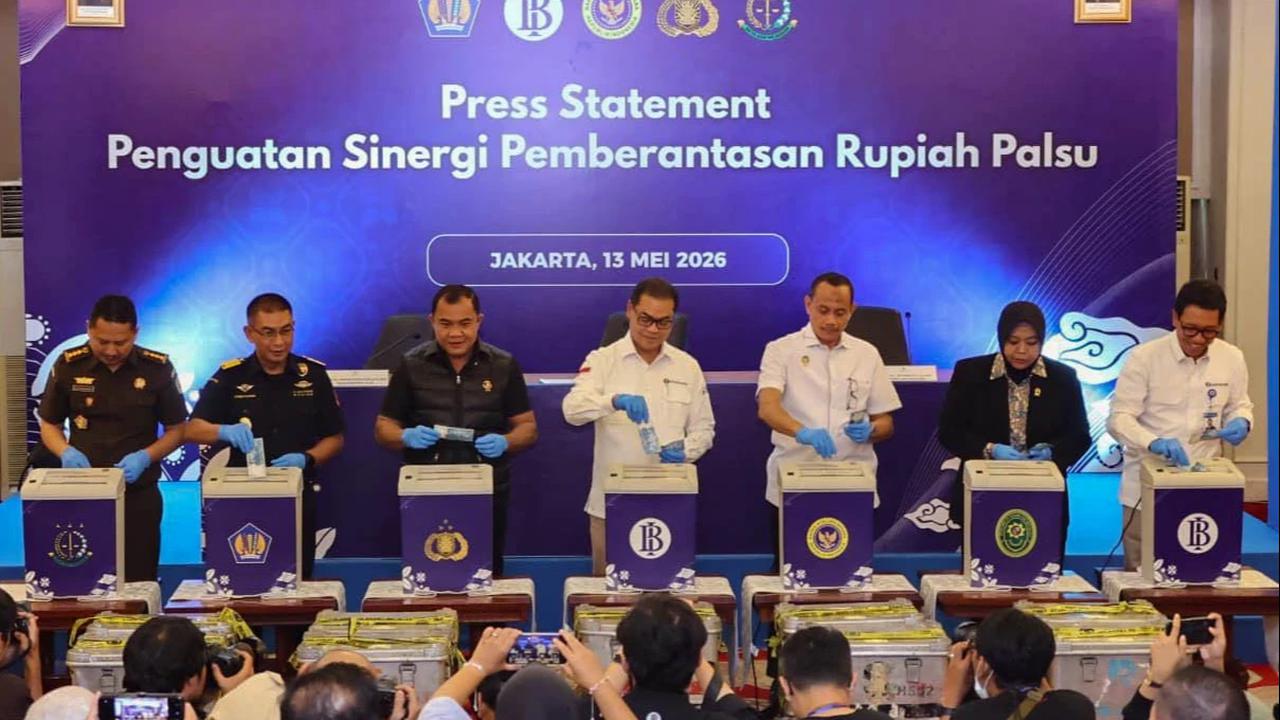 FOTO: Bareskrim dan Bank Indonesia Musnahkan Ratusan Ribu Lembar Uang Palsu