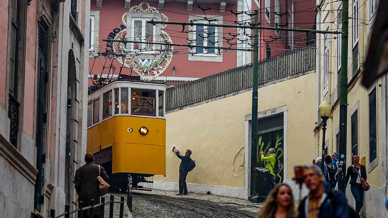 FOTO:  Kereta Kabel Bersejarah Gloria di Portugal Renggut 15 Nyawa