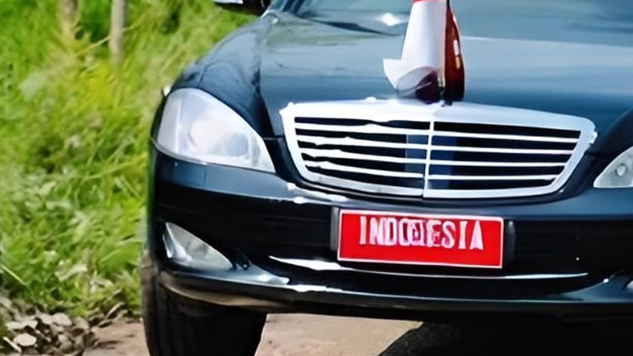 Viral Mobil Kepresidenan Bermasalah, Jokowi Jalan Kaki dan Lambaikan Tangan ke Warga