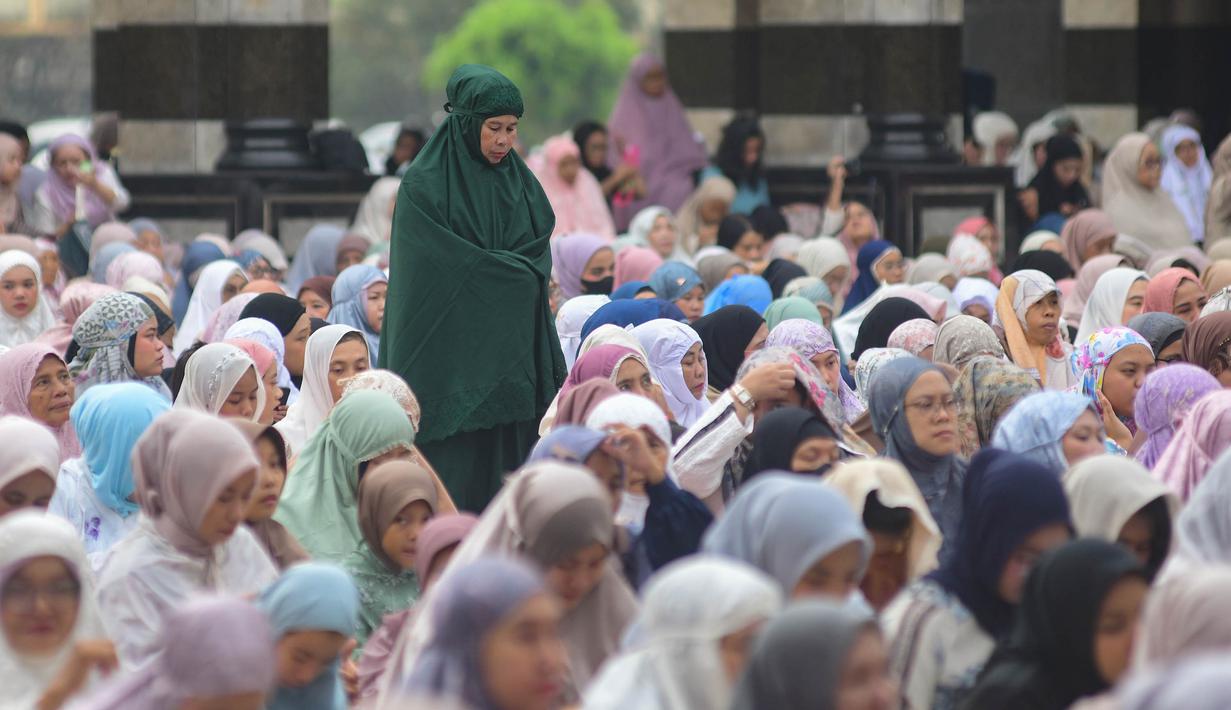 Sejak pagi hari, jamaah mulai berdatangan untuk mengikuti rangkaian ibadah yang menjadi penanda berakhirnya bulan suci Ramadan. Tampak dalam foto, ribuan umat Islam ketika melaksanakan salat Idul Fitri 1447 Hijriah di Mesjid Kubah Emas, Depok, Jawa Barat, Sabtu (21/3/2026). (merdeka.com/Arie Basuki)