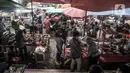 Suasana saat warga berburu sajian untuk berbuka puasa atau takjil di Pasar Rawamangun, Jakarta Timur, Rabu (14/4/2021). Pasar Rawamangun menjadi salah satu lokasi favorit warga untuk mencari aneka makanan dan minuman untuk sajian berbuka puasa. (merdeka.com/Iqbal S. Nugroho)
