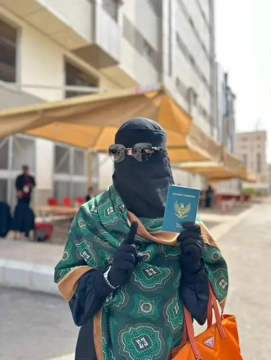 Umi Pipik juga telah melakukan coblosan ketika berada di Tanah Suci. Umi Pipik melakukan coblosan dengan gaya tertutup serba hitam, ia menutupi seluruh tubuhnya, termasuk telapak tangan hingga cadar, dan sunglasses. Menunjukkan passport dan menenteng sebuah tas berwarna oranye. [Foto: Instagram/_ummi_pipik_]