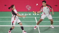 Pasangan ganda putri Indonesia, Greysia Polii/Apriyani Rahayu, memastikan satu tempat di perempat final cabang bulutangkis Olimpiade Tokyo 2020, Senin (26/7/2021). (Foto/AP/Dita Alangkara)