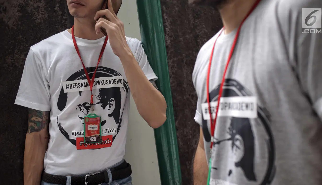 Sejumlah rekan Tio Pakusadewo mengenakan kaos dukungan untuk sang aktor sebelum sidang pembacaan pledoi di Pengadilan Negeri Jakarta Selatan, Kamis (28/6). Sebelumnya Tio dituntut 6 tahun penjara dan denda sebesar Rp 800 juta. (Liputan6.com/Faizal Fanani)