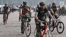 Prajurit TNI mengikuti kegiatan Sepeda Nusantara 2018 yang diselenggarakan Polri di kawasan Monas, Jakarta, Kamis (9/8). Rute kegiatan ini mengambil start dari Gedung Perguruan Tinggi Ilmu Kepolisian (PTIK) menuju Monas. (Liputan6.com/Immanuel Antonius)