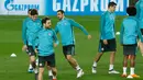 Para pemain Chelsea saat menghadiri sesi latihan di stadion Camp Nou di Barcelona (13/3). Chelsea akan bertanding melawan wakil Spanyol Barcelona pada leg kedua babak 16 Liga Champions. (AFP Photo/Pau Barrena)