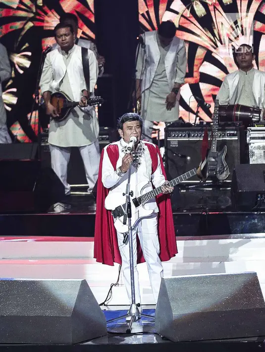 Penampilan Rhoma Irama bersama Soneta dalam malam puncak Puteri Muslimah Asia 2018 di Jakarta, Senin (7/5). Rhoma Irama membawakan lagu berjudul ‘Modern’ dan ‘Kerudung Putih'. (Liputan6.com/Faizal Fanani)