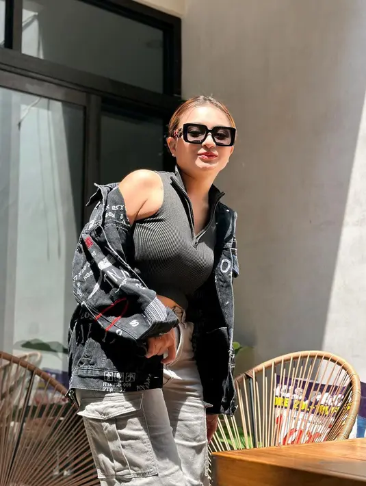 Nathalie Holscher diketahui gemar beberapa olahraga ekstrem termasuk otomotif. Karena itu ia tak sulit bergaya ala lady biker, [Instagram.com/nathalieholscher]