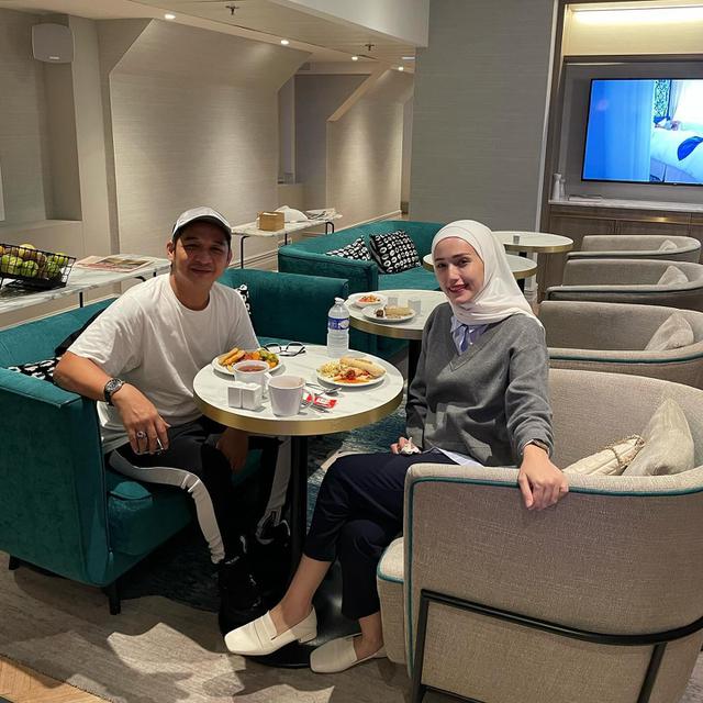7 Potret Pasha Ungu dan Adelia Liburan ke Paris di Bulan Ramadhan