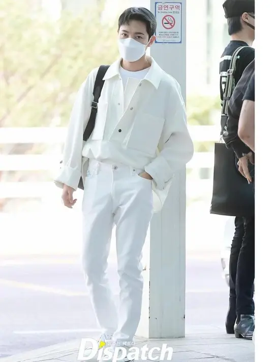 Lain dengan keempat member lainnya, Renjun tampil dalam balutan busana serba putih. Gayanya dipadukan dengan tas warna hitam. Sementara itu,  dua member NCT Dream lainnya yakni Mark dan Haechan absen dalam konser yang diadakan di Istora Senayan pada 20 Mei 2022 
(Instagram/koreadispatch).