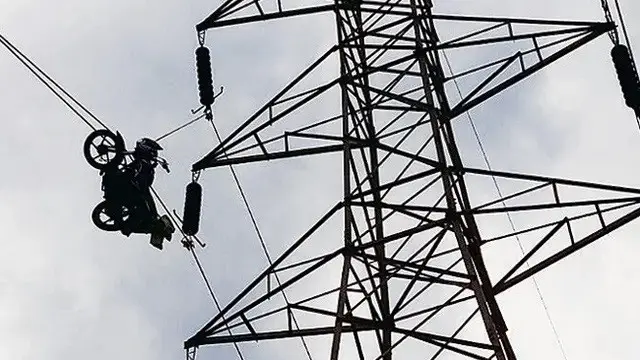Sepeda Motor Nyangkut di Kabel Listrik