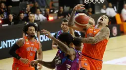 Pemain Pelita Jaya Jakarta, Brandon Jawato, saat melawan Amartha Hangtuah Jakarta pada laga lanjutan Indonesia Basketball League (IBL) 2024 di Gor Soemantri Brodjonegoro, Kuningan, Jakarta, Sabtu (18/5/2024). Pelita Jaya memetik kemenangan 93-84. (Bola.com/M Iqbal Ichsan)