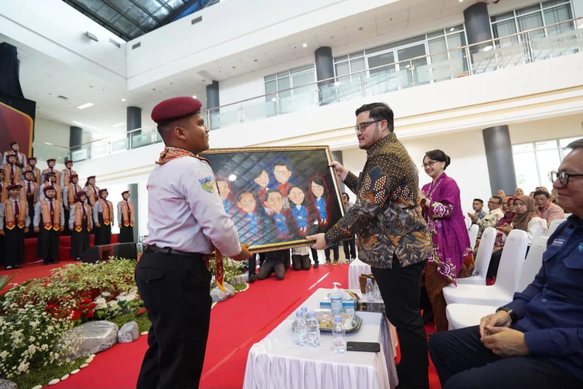 Passing Grade Terbaik se-Kediri, Mas Dhito Antarkan Siswa Boarding School Masuk Perguruan Tinggi