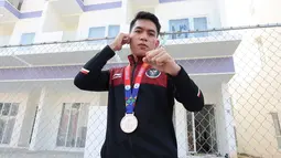 Alfadhila Ramadhan harus mengakui keunggulan atlet tuan rumah, Pichmorakoth Punleu yang meraih poin tertinggi 8,00 dan berhak atas medali emas. (Bola.com/Abdul Aziz)