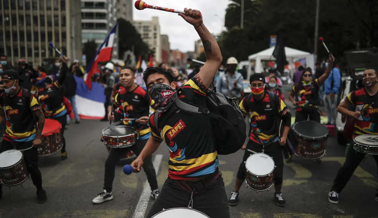 Para pemuda tampil dengan drumline selama protes anti-pemerintah di tengah perayaan Hari Kemerdekaan Kolombia, di Bogota, Selasa (20/7/2021). Warga Kolombia kembali turun ke jalan ketika pemerintah secara resmi mengajukan RUU reformasi pajak $3,95 miliar kepada Kongres. (AP Photo/Ivan Valencia)