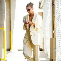 Berbusana serba kuning, Hailey Bieber kenakan setelan musim panas dari Magda Butrym dengan cap mocha Air Jordan 1s dan perhiasan Monica Vinader. (FOTO: Instagram/stylememaeve).