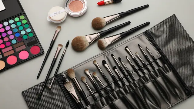 Menghindari Kerusakan Kulit, Ini Cara Membersihkan Kuas Makeup