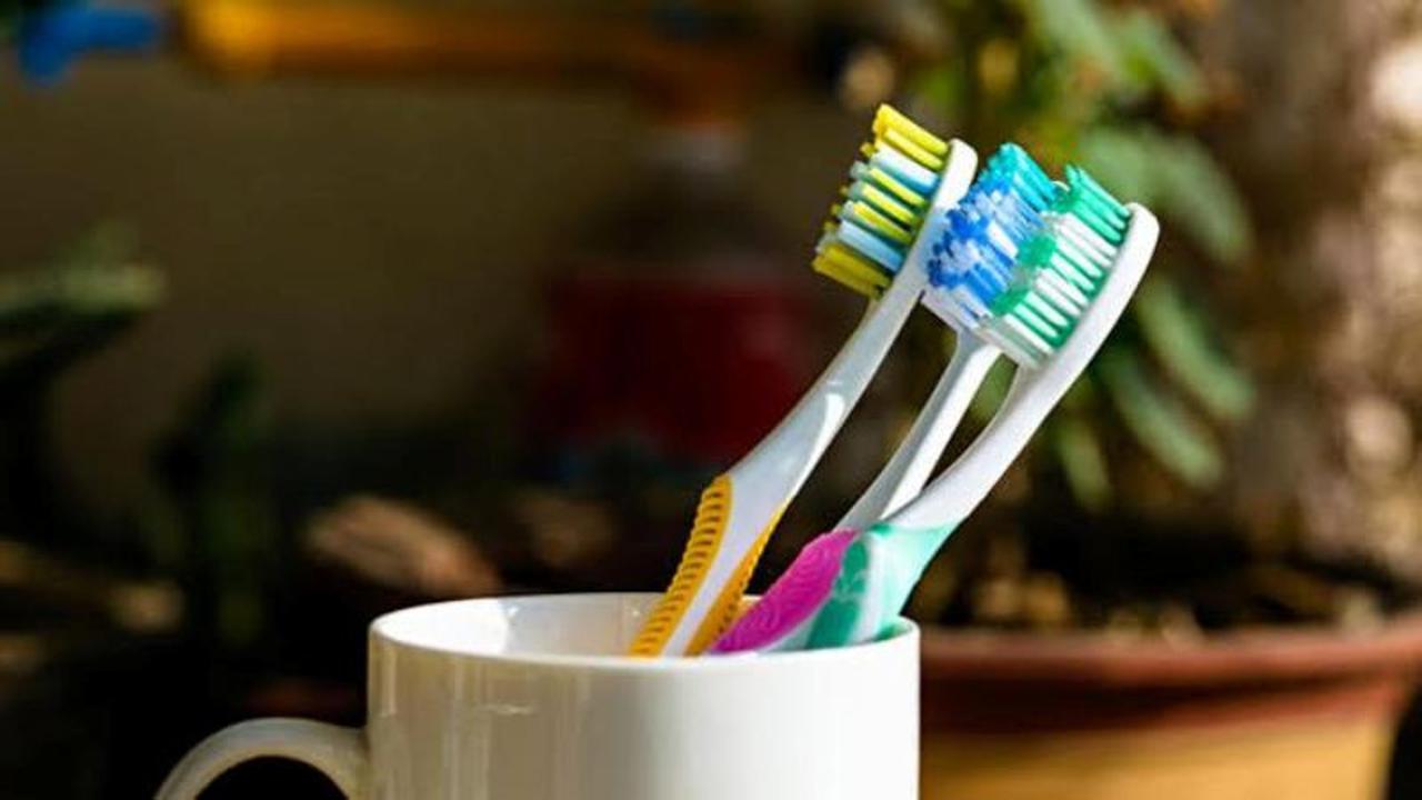Mengganti sikat gigi