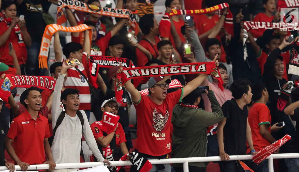 Suporter membentangkan syal saat merayakan kemenangan Timnas Indonesia U-19 atas Chinnese Taipei pada laga penyisihan Grup A Piala AFC U-19 2018 di Stadion GBK, Jakarta, Kamis (18/10). Indonesia unggul 3-1. (Liputan6.com/Helmi Fithriansyah)