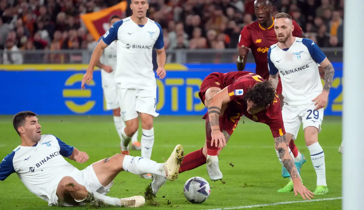 Pemain Lazio Danilo Cataldi (kiri) berebut bola dengan pemain AS Roma Nicolo Zaniolo pada pertandingan sepak bola Liga Italia di Stadion Olimpiade Roma, Italia, 6 November 2022. (AP Photo/Gregorio Borgia)