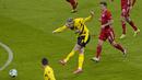 Dortmund sukses membuka keunggulan pada menit ke-2 melalui tembakan Erling Haaland dari luar kotak penalti. 7 menit berselang, Haaland kembali menjebol gawang Bayern Munchen. (Foto: AP/Pool/Guenter Schiffmann)